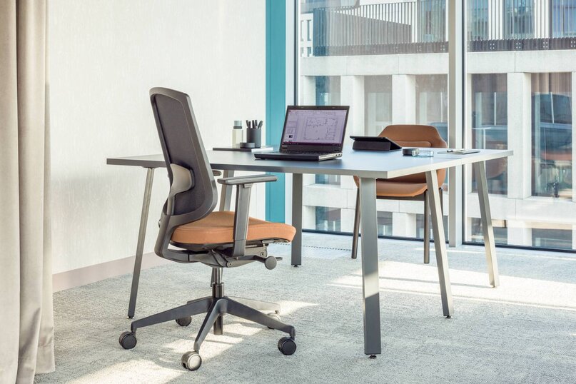 Kancelársky stôl Ogi A