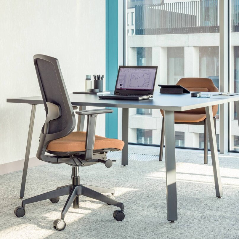 Kancelársky stôl Ogi A