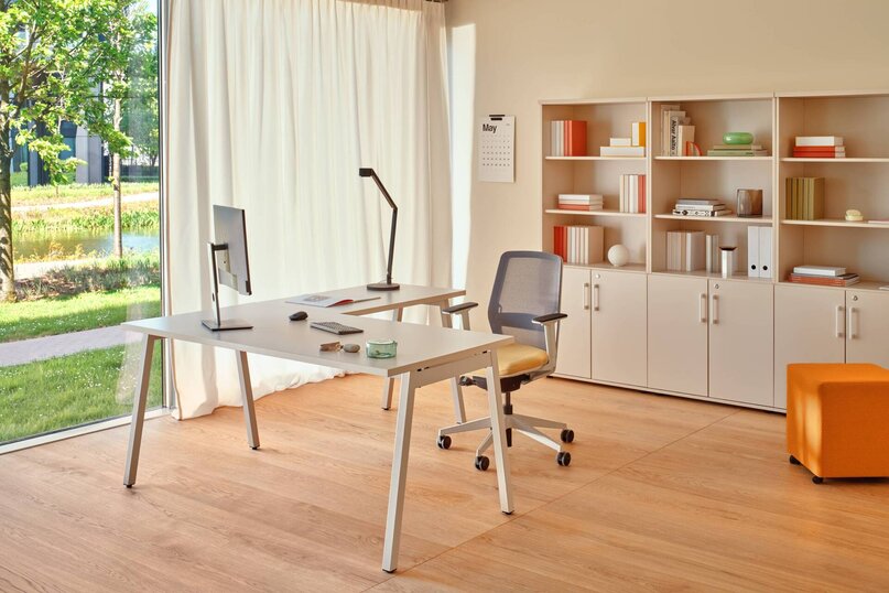 Kancelársky stôl Ogi M