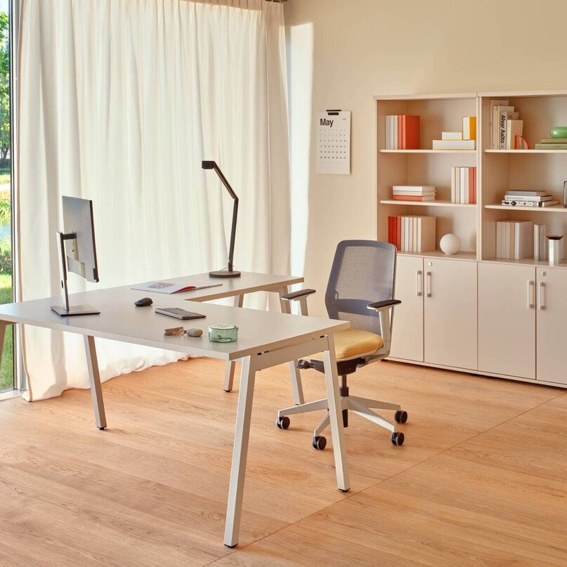 Kancelársky stôl Ogi M