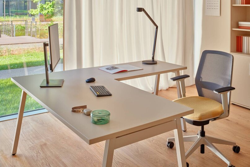 Kancelársky stôl Ogi M