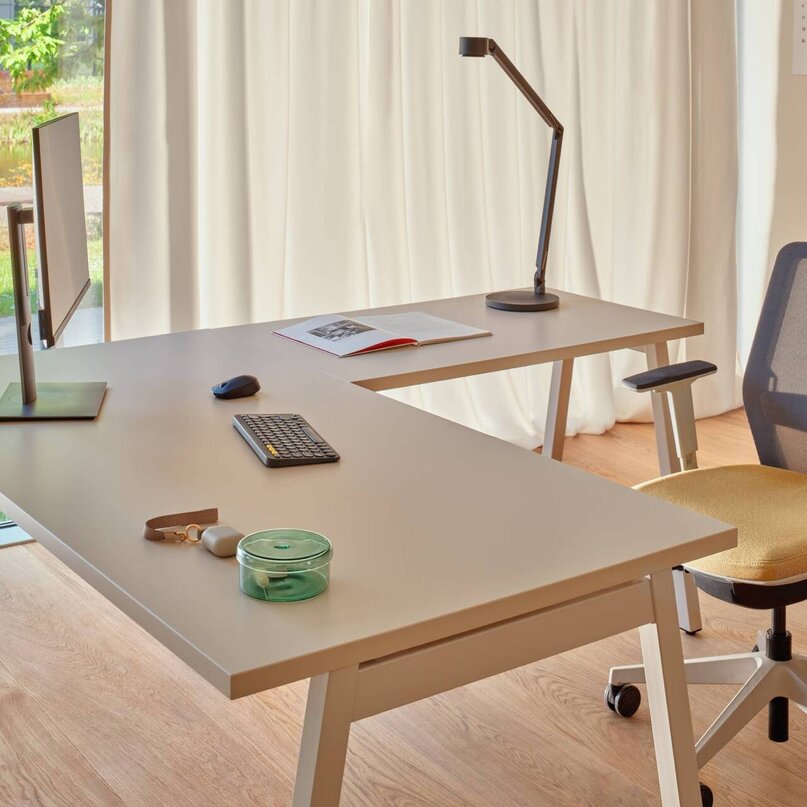 Kancelársky stôl Ogi M